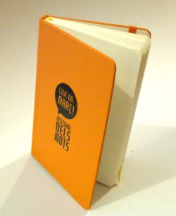 bloc de libreta con logotipo